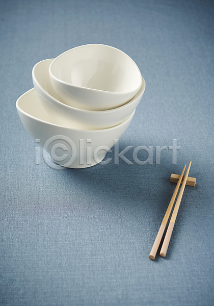 사람없음 JPG 포토 하이앵글 그릇 나무젓가락 스튜디오촬영 식기 실내 주방용품 파란배경 플랫레이 흰색
