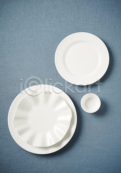 사람없음 JPG 포토 하이앵글 그릇 스튜디오촬영 실내 접시 주방용품 파란배경 플랫레이 흰색