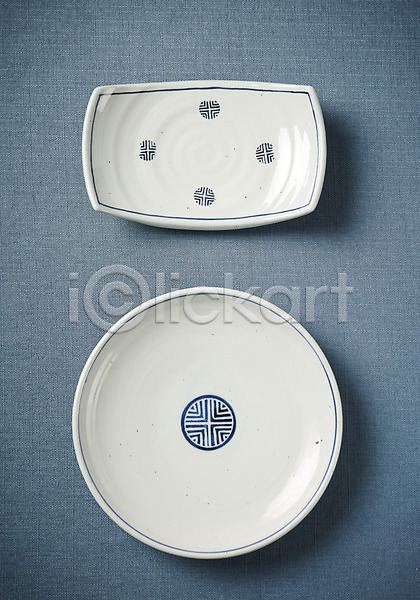 사람없음 JPG 포토 하이앵글 그릇 도자기 사기그릇 스튜디오촬영 실내 전통문양 접시 주방용품 파란배경 플랫레이
