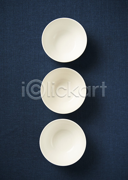 사람없음 JPG 포토 하이앵글 그릇 스튜디오촬영 식기 실내 주방용품 파란배경 플랫레이 흰색