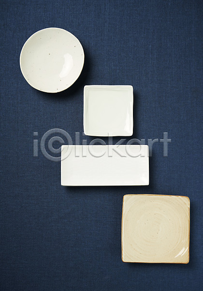 사람없음 JPG 포토 하이앵글 그릇 도자기 사기그릇 스튜디오촬영 식기 실내 접시 주방용품 파란배경 플랫레이 흰색