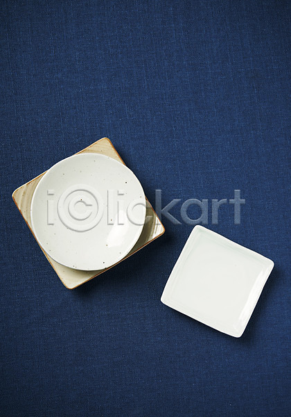사람없음 JPG 포토 하이앵글 그릇 도자기 사기그릇 스튜디오촬영 식기 실내 접시 주방용품 파란배경 플랫레이 흰색