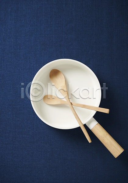 사람없음 JPG 포토 하이앵글 그릇 나무숟가락 스튜디오촬영 식기 실내 주방용품 파란배경 프라이팬 플랫레이 흰색