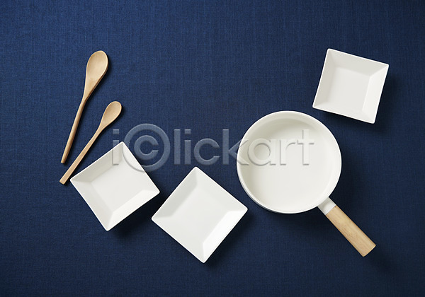 사람없음 JPG 포토 하이앵글 그릇 나무숟가락 스튜디오촬영 식기 실내 접시 주방용품 파란배경 프라이팬 플랫레이 흰색