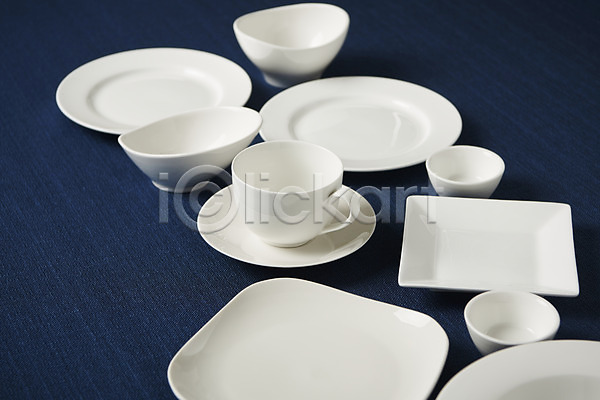 사람없음 JPG 포토 하이앵글 그릇 사기그릇 스튜디오촬영 식기 실내 접시 주방용품 찻잔 컵받침 파란배경 흰색