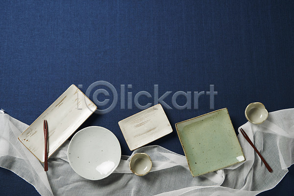 사람없음 JPG 포토 하이앵글 그릇 나무포크 사기그릇 스튜디오촬영 실내 접시 주방용품 직물 파란배경 플랫레이
