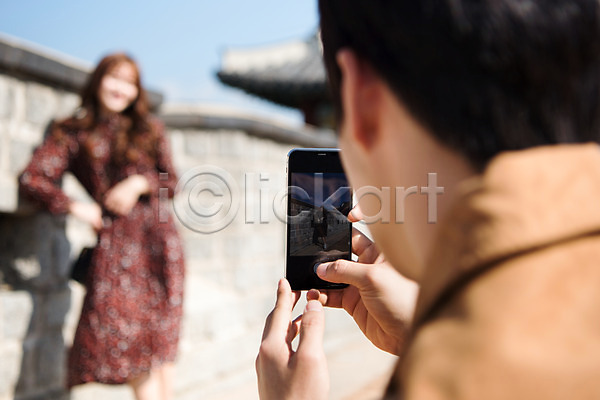 사랑 설레임 행복 20대 남자 두명 사람 성인 성인만 여자 한국인 JPG 뒷모습 아웃포커스 앞모습 포토 데이트 돌담 미소(표정) 사진촬영 상반신 성곽길 수원 수원화성 스마트폰 야외 주간 커플 포즈