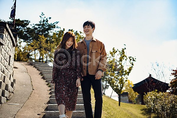 사랑 산책 설레임 즐거움 행복 20대 남자 두명 사람 성인 성인만 여자 한국인 JPG 앞모습 포토 걷기 계단 데이트 미소(표정) 상반신 성곽길 수원 수원화성 야외 주간 커플