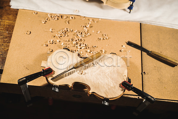 사람없음 JPG 포토 도구 드라이버(공구) 바이올린 실내 일상 작업대 작업실 조각칼 직업 책상 톱밥 현악기