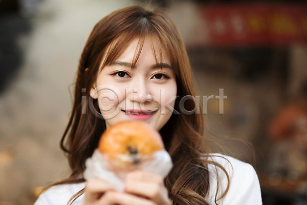 사랑 설레임 즐거움 행복 20대 사람 성인 성인여자한명만 여자 한국인 한명 JPG 근접촬영 아웃포커스 앞모습 포토 거리 길거리음식 데이트 도넛 들기 미소(표정) 상반신 수원 시장 야외 응시 주간 지동시장