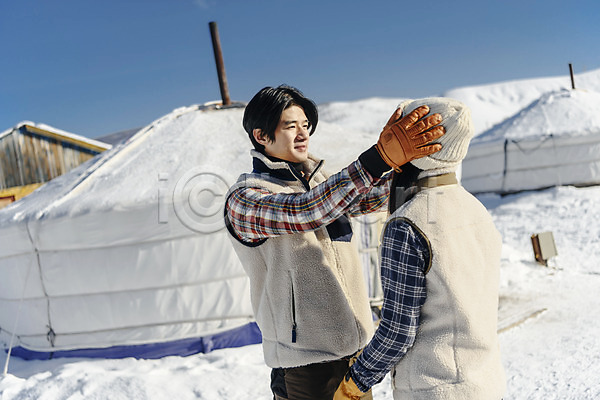 사랑 청춘(젊음) 행복 20대 30대 남자 두명 사람 성인 성인만 여자 한국인 JPG 옆모습 포토 게르 겨울 계절 눈(날씨) 마주보기 몽골 문화 미소(표정) 상반신 설원 야외 응시 전통 주간 주택 커플 흰색