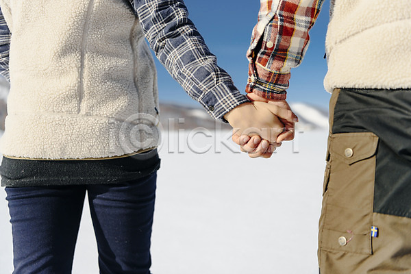 사랑 청춘(젊음) 행복 20대 30대 남자 두명 사람 성인 성인만 신체부위 여자 한국인 JPG 포토 걷기 겨울 계절 눈(날씨) 몽골 설원 손잡기 야외 양손 주간 커플 흰색