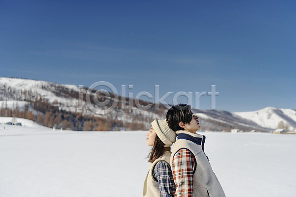 사랑 청춘(젊음) 행복 20대 30대 남자 두명 사람 성인 성인만 여자 한국인 JPG 옆모습 포토 겨울 계절 눈(날씨) 눈감음 등맞대기 몽골 산 상반신 서기 설원 야외 주간 커플 하늘 흰색