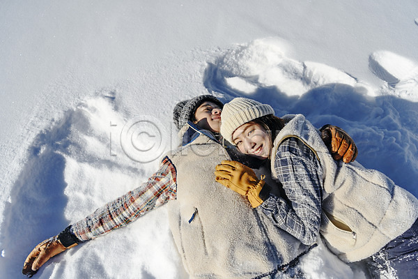 사랑 청춘(젊음) 행복 20대 30대 남자 두명 사람 성인 성인만 여자 한국인 JPG 앞모습 포토 겨울 계절 눈(날씨) 눕기 몽골 미소(표정) 상반신 설원 안기 야외 응시 주간 커플 포옹 흰색