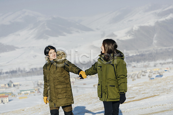 사랑 청춘(젊음) 행복 20대 30대 남자 두명 사람 성인 성인만 여자 한국인 JPG 앞모습 옆모습 포토 걷기 겨울 계절 눈(날씨) 마주보기 몽골 미소(표정) 상반신 설원 손잡기 야외 응시 주간 커플 흰색