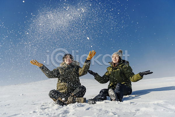 사랑 즐거움 청춘(젊음) 행복 20대 30대 남자 두명 사람 성인 성인만 여자 한국인 JPG 앞모습 포토 겨울 계절 눈(날씨) 몽골 미소(표정) 뿌리기 설원 앉기 야외 전신 주간 커플 하늘
