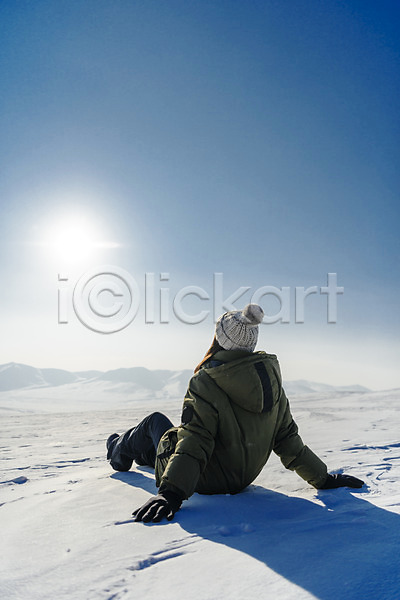 사랑 행복 휴식 20대 사람 성인 성인여자한명만 여자 한국인 한명 JPG 뒷모습 포토 감상 겨울 계절 날씨 눈(날씨) 몽골 빛 설원 앉기 야외 응시 전신 주간 풍경(경치) 하늘 햇빛