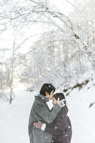 사랑 청춘(젊음) 행복 20대 30대 남자 두명 사람 성인 성인만 여자 청년 한국인 JPG 옆모습 포토 겨울 계절 눈발 마주보기 몽골 상반신 설원 안기 야외 주간 커플 키스