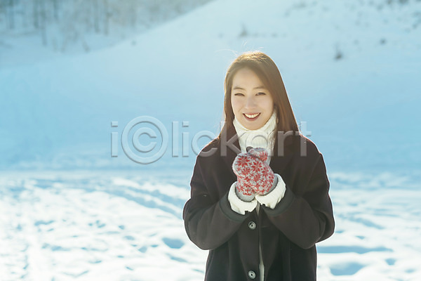 사랑 청춘(젊음) 20대 사람 성인 성인여자한명만 여자 한국인 한명 JPG 앞모습 포토 겨울 눈(날씨) 몽골 미소(표정) 상반신 설원 야외 응시 주간 털장갑