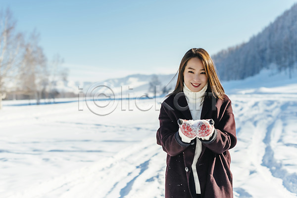 사랑 청춘(젊음) 20대 사람 성인 성인여자한명만 여자 한국인 한명 JPG 앞모습 포토 겨울 눈(날씨) 담기 몽골 미소(표정) 상반신 설원 야외 양손 응시 주간