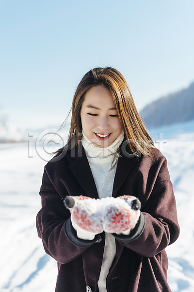 사랑 청춘(젊음) 20대 사람 성인 성인여자한명만 여자 한국인 한명 JPG 앞모습 포토 겨울 눈(날씨) 몽골 미소(표정) 상반신 설원 야외 양손 응시 주간