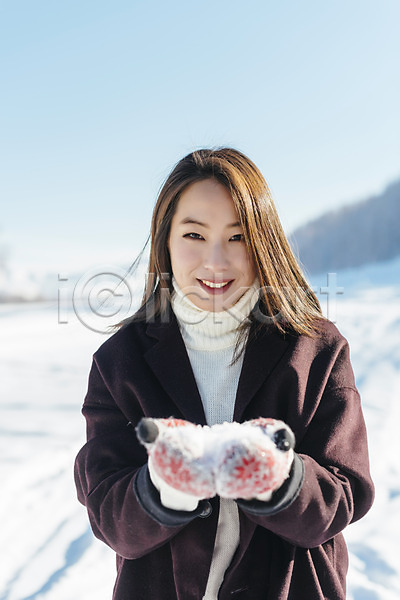 사랑 청춘(젊음) 20대 사람 성인 성인여자한명만 여자 한국인 한명 JPG 앞모습 포토 겨울 눈(날씨) 들기 몽골 미소(표정) 상반신 설원 야외 응시 주간