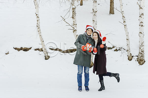 사랑 즐거움 청춘(젊음) 행복 20대 30대 남자 두명 사람 성인 성인만 여자 한국인 JPG 앞모습 포토 겨울 기념일 눈(날씨) 들기 몽골 미소(표정) 산타모자 산타장갑 선물 선물상자 설원 야외 이벤트 전신 주간 커플 크리스마스