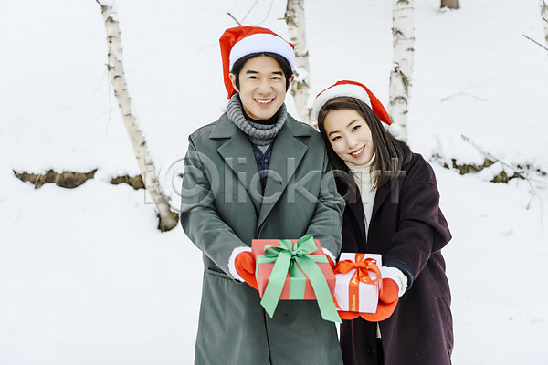 사랑 청춘(젊음) 행복 20대 30대 남자 두명 사람 성인 성인만 여자 한국인 JPG 앞모습 포토 겨울 기념일 눈(날씨) 몽골 미소(표정) 산타모자 상반신 선물 선물상자 설원 손내밀기 야외 응시 이벤트 주간 커플 크리스마스