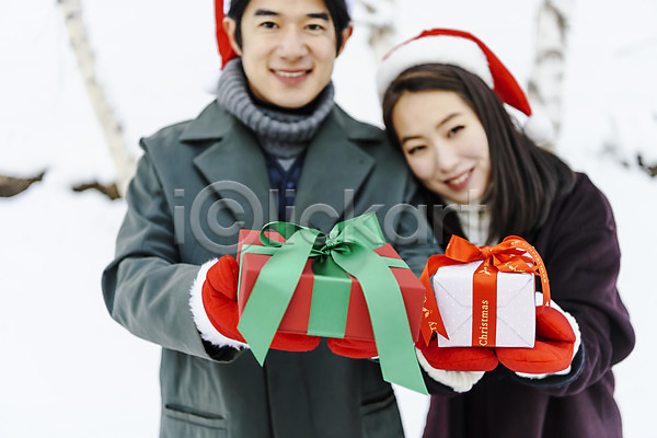사랑 청춘(젊음) 행복 20대 30대 남자 두명 사람 성인 성인만 여자 한국인 JPG 아웃포커스 앞모습 포토 겨울 기념일 눈(날씨) 리본 몽골 미소(표정) 산타모자 산타장갑 상반신 선물 선물상자 설원 야외 이벤트 주간 커플 크리스마스 포장