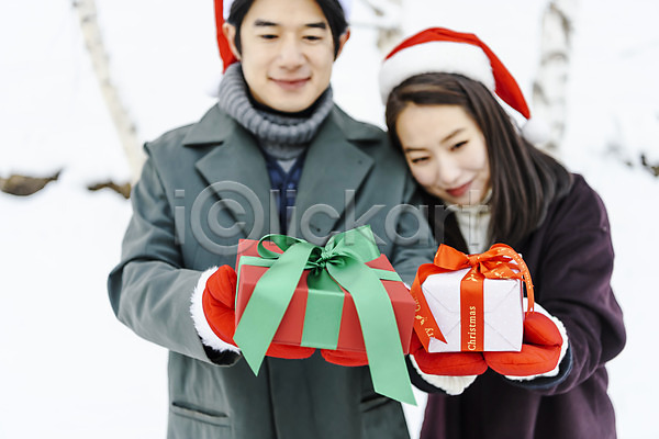 사랑 청춘(젊음) 행복 20대 30대 남자 두명 사람 성인 성인만 여자 한국인 JPG 앞모습 포토 겨울 기념일 눈(날씨) 몽골 미소(표정) 상반신 선물 선물상자 설원 손내밀기 야외 이벤트 주간 커플 크리스마스
