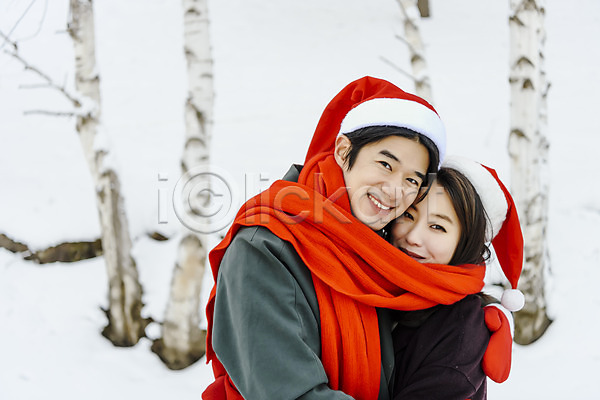 사랑 청춘(젊음) 행복 20대 30대 남자 두명 사람 성인 성인만 여자 한국인 JPG 옆모습 포토 겨울 기념일 눈(날씨) 목도리 몽골 미소(표정) 빨간색 산타모자 상반신 설원 안기 야외 응시 이벤트 주간 커플 크리스마스