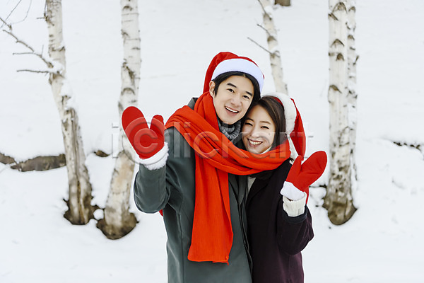 사랑 청춘(젊음) 행복 20대 30대 남자 두명 사람 성인 성인만 여자 한국인 JPG 앞모습 포토 겨울 기념일 눈(날씨) 목도리 몽골 미소(표정) 빨간색 산타모자 상반신 설원 손인사 안기 야외 이벤트 주간 커플 크리스마스