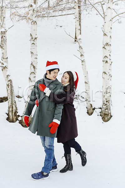 사랑 청춘(젊음) 행복 20대 30대 남자 두명 사람 성인 성인만 여자 한국인 JPG 옆모습 포토 겨울 기념일 눈(날씨) 몽골 미소(표정) 백허그 산타모자 설원 야외 응시 이벤트 장갑 전신 주간 커플 크리스마스