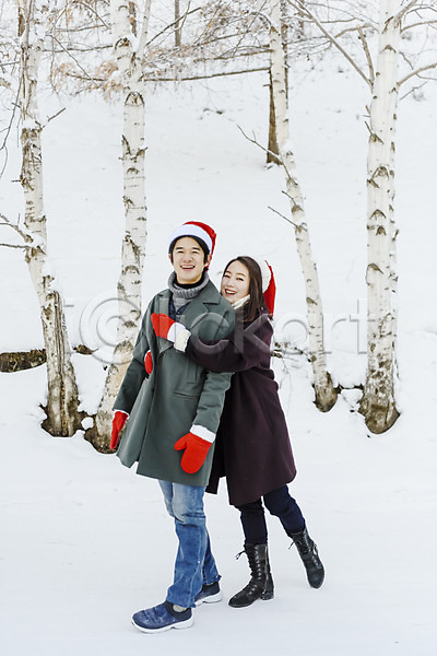 사랑 청춘(젊음) 행복 20대 30대 남자 두명 사람 성인 성인만 여자 한국인 JPG 옆모습 포토 겨울 기념일 나무 눈(날씨) 몽골 미소(표정) 백허그 산타모자 설원 야외 이벤트 전신 주간 커플 크리스마스 털장갑
