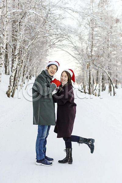사랑 즐거움 청춘(젊음) 행복 20대 30대 남자 두명 사람 성인 성인만 여자 한국인 JPG 옆모습 포토 겨울 기념일 눈(날씨) 마주보기 몽골 미소(표정) 산타모자 설원 손잡기 야외 이벤트 장갑 전신 주간 커플 크리스마스