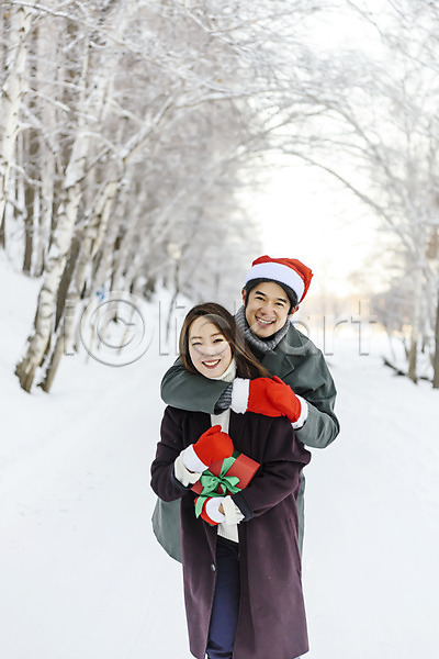 사랑 즐거움 청춘(젊음) 행복 20대 30대 남자 두명 사람 성인 성인만 여자 한국인 JPG 앞모습 포토 겨울 기념일 나무 눈(날씨) 눈꽃 몽골 미소(표정) 백허그 상반신 선물 선물상자 설원 야외 이벤트 주간 커플 크리스마스