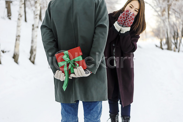 비밀 사랑 청춘(젊음) 행복 20대 30대 남자 두명 사람 성인 성인만 여자 한국인 JPG 뒷모습 앞모습 포토 겨울 기념일 눈(날씨) 몽골 미소(표정) 상반신 선물 선물상자 설원 야외 엿보기 이벤트 주간 커플 크리스마스