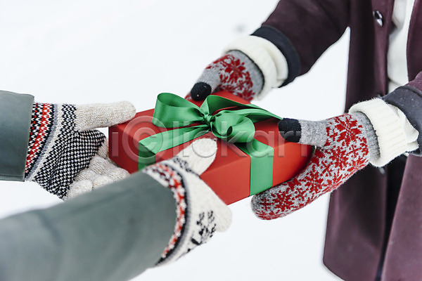 사랑 청춘(젊음) 행복 20대 30대 남자 두명 사람 성인 성인만 신체부위 여자 한국인 JPG 포토 겨울 기념일 눈(날씨) 몽골 선물 선물상자 설원 야외 양손 이벤트 주간 주기 커플 크리스마스 털장갑