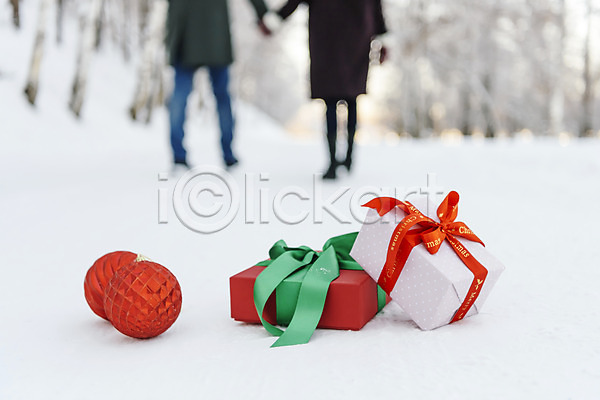사랑 청춘(젊음) 행복 20대 30대 남자 두명 사람 성인 성인만 여자 한국인 JPG 뒷모습 포토 겨울 기념일 눈(날씨) 몽골 선물 선물상자 설원 야외 오너먼트 이벤트 장식볼 주간 커플 크리스마스 하반신