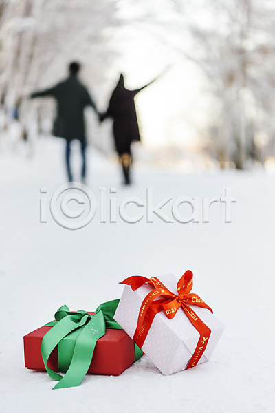 사랑 청춘(젊음) 행복 20대 30대 남자 두명 사람 성인 성인만 여자 한국인 JPG 뒷모습 포토 겨울 기념일 눈(날씨) 몽골 선물 선물상자 설원 손잡기 야외 이벤트 전신 주간 커플 크리스마스 팔벌리기