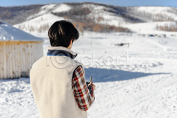 사랑 행복 30대 남자 사람 성인 성인남자한명만 한국인 한명 JPG 뒷모습 포토 겨울 계절 기계 드론 몽골 비행 상반신 설원 야외 운전 조종장치 주간