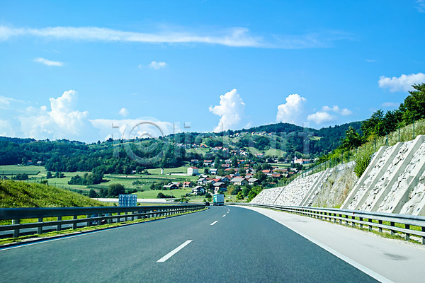 사람없음 JPG 포토 구름(자연) 도로 산 야외 여행 유럽풍경 자동차여행 주간 크로아티아 풍경(경치) 하늘 해외풍경