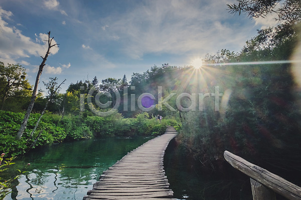 사람없음 JPG 포토 구름(자연) 나무 다리(건축물) 야외 여행 유럽풍경 주간 크로아티아 풍경(경치) 플리트비체 하늘 해외풍경 햇빛 호수