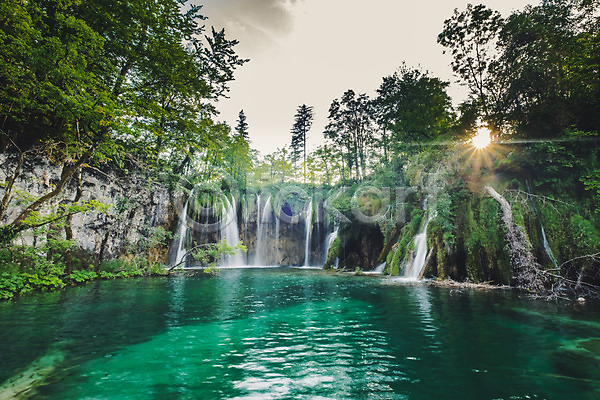 사람없음 JPG 포토 나무 야외 여행 유럽풍경 주간 크로아티아 폭포 풍경(경치) 플리트비체 해외풍경 햇빛 호수