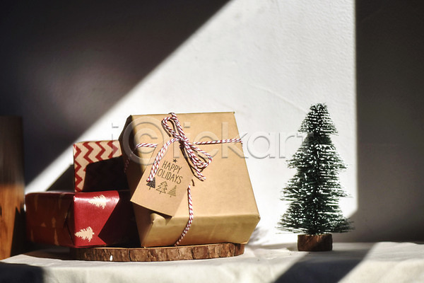 감성 사람없음 JPG 포토 겨울 끈 네임텍 리본 빛 상자 선물 선물상자 스튜디오촬영 실내 인테리어 크리스마스 크리스마스용품 크리스마스트리