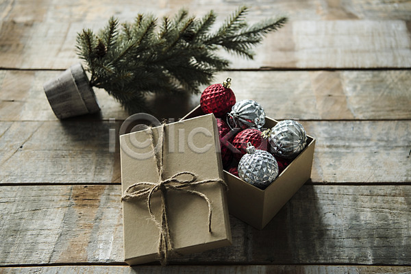 감성 사람없음 JPG 포토 끈 나무배경 빨간색 상자 선물 스튜디오촬영 실내 은색 인테리어 장식볼 크리스마스 크리스마스용품 크리스마스트리 포장