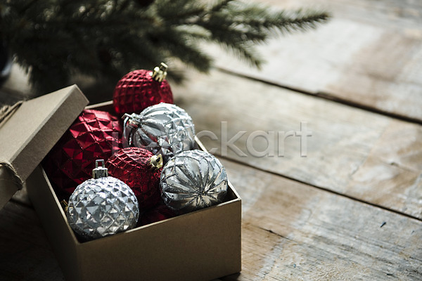 감성 사람없음 JPG 포토 끈 나무배경 빨간색 상자 선물 스튜디오촬영 실내 은색 인테리어 장식볼 크리스마스 크리스마스용품 크리스마스트리
