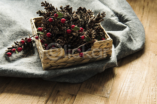 감성 사람없음 JPG 포토 겨울 나무배경 담요 바구니 빨간색 상자 솔방울 스튜디오촬영 실내 열매 인테리어 크리스마스 크리스마스용품