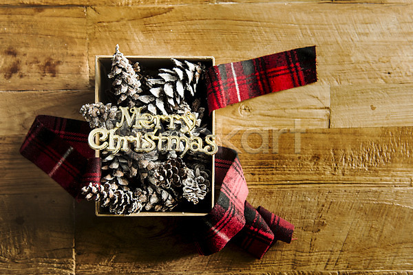 감성 사람없음 JPG 포토 겨울 끈 나무배경 담요 상자 솔방울 스튜디오촬영 실내 인테리어 체크무늬 크리스마스 크리스마스용품