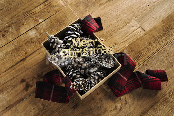 감성 사람없음 JPG 포토 겨울 끈 나무배경 담요 상자 솔방울 스튜디오촬영 실내 인테리어 체크무늬 크리스마스 크리스마스용품